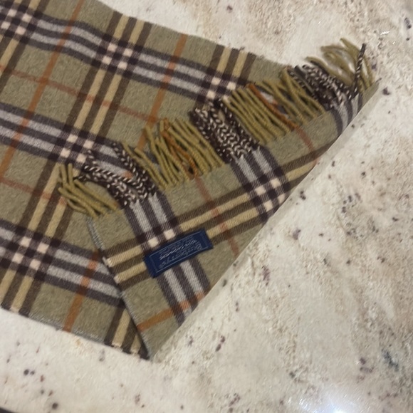 Authentic Burberry scarf ! - Picture 4 of 4
